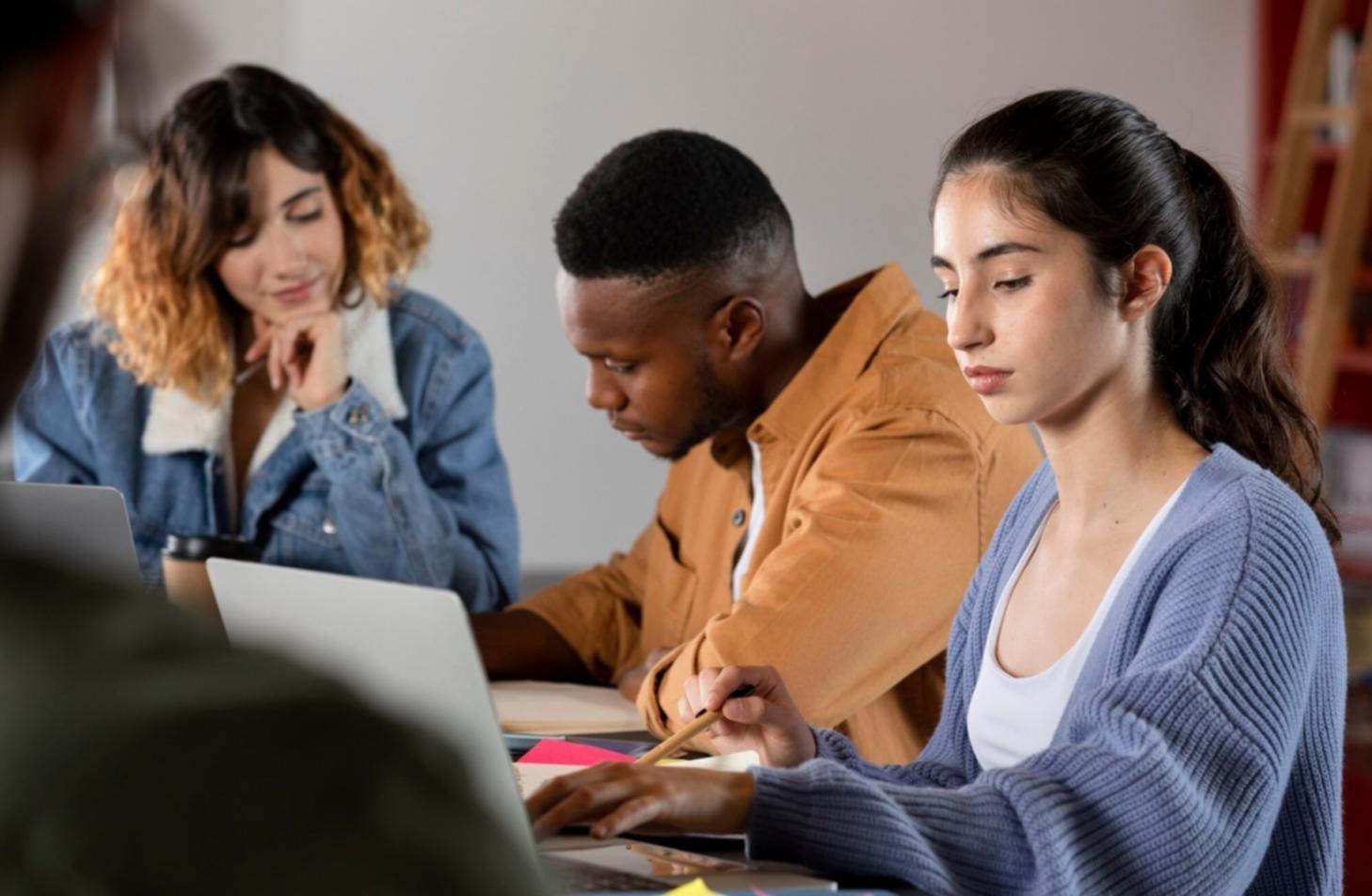 Espace de travail organisé avec documents et calculatrice