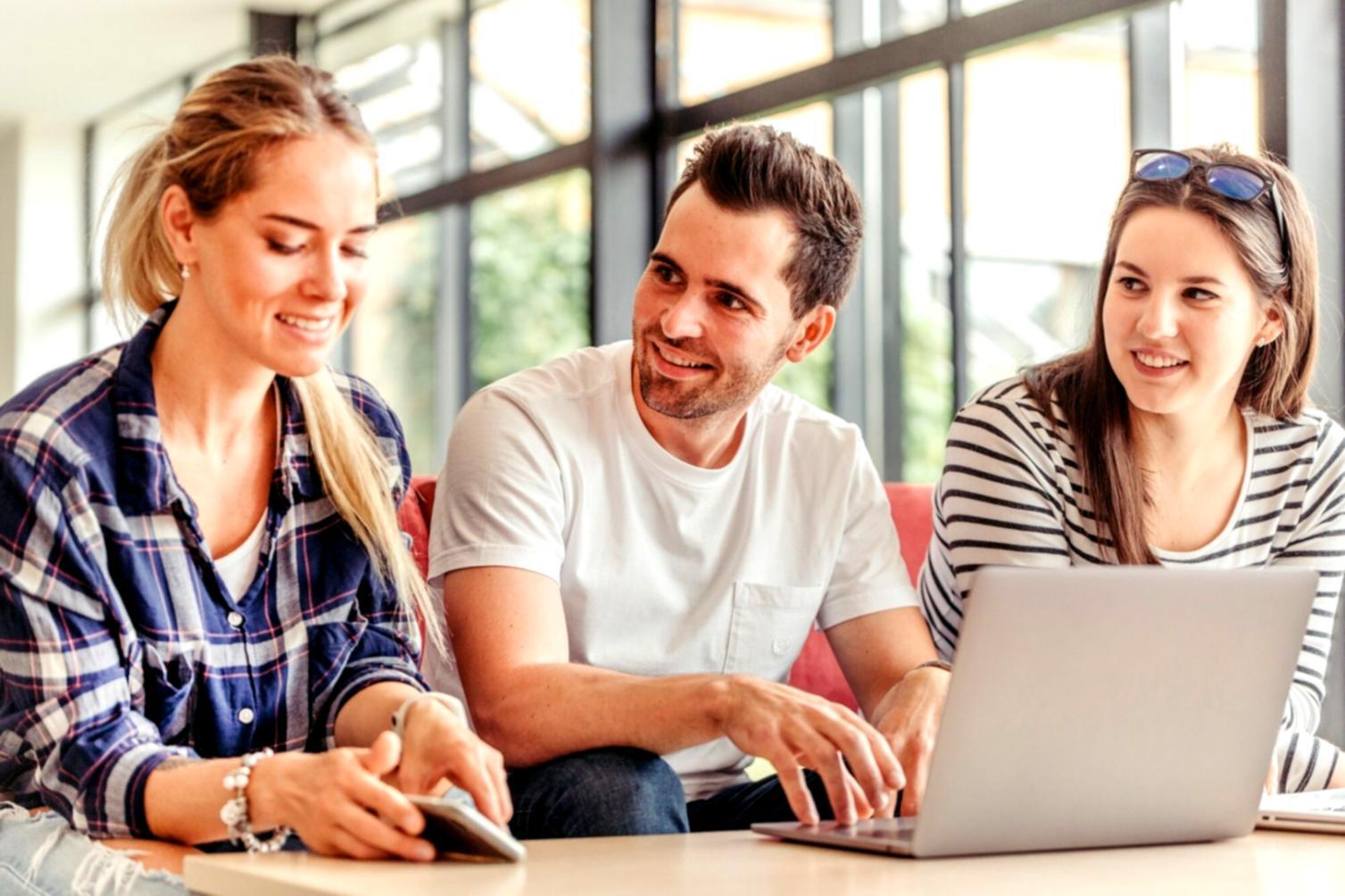 Bureau lumineux avec documents financiers et ordinateur portable